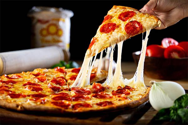 Pizza artesanal recém-saída do forno